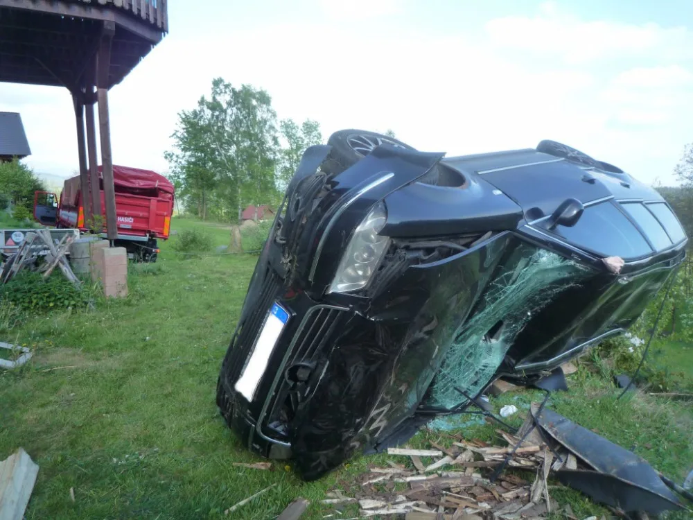 Řidička prorazila přístřešek a zřítila se z několikametrové výšky. Do nemocnice ji transporotval vrtulník