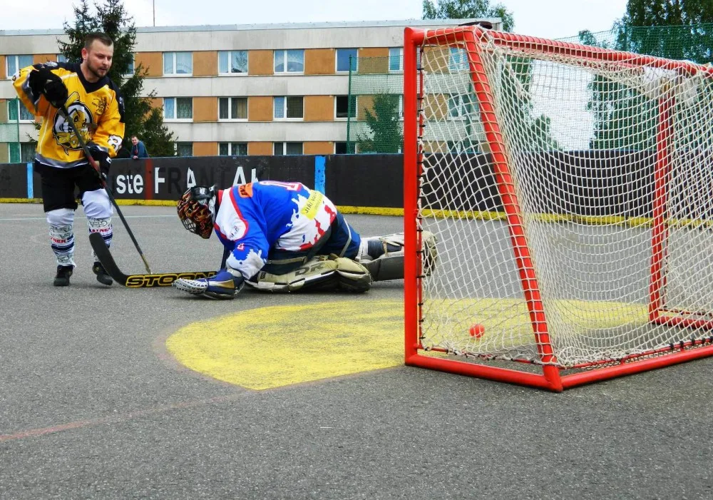Rozhodujícím proměněným nájezdem si Jozef Glombík připisuje hattrick a získává tak pro Vosy Liberec dva důležité body