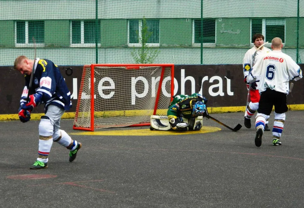 Hráči Wild Beast právě strhávají vedení na svou stranu a jdou za první výhrou nad suverény soutěže HBC Warriors