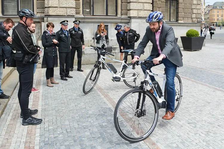 Primátor Tibor Batthyány na elektrokole strážníků
