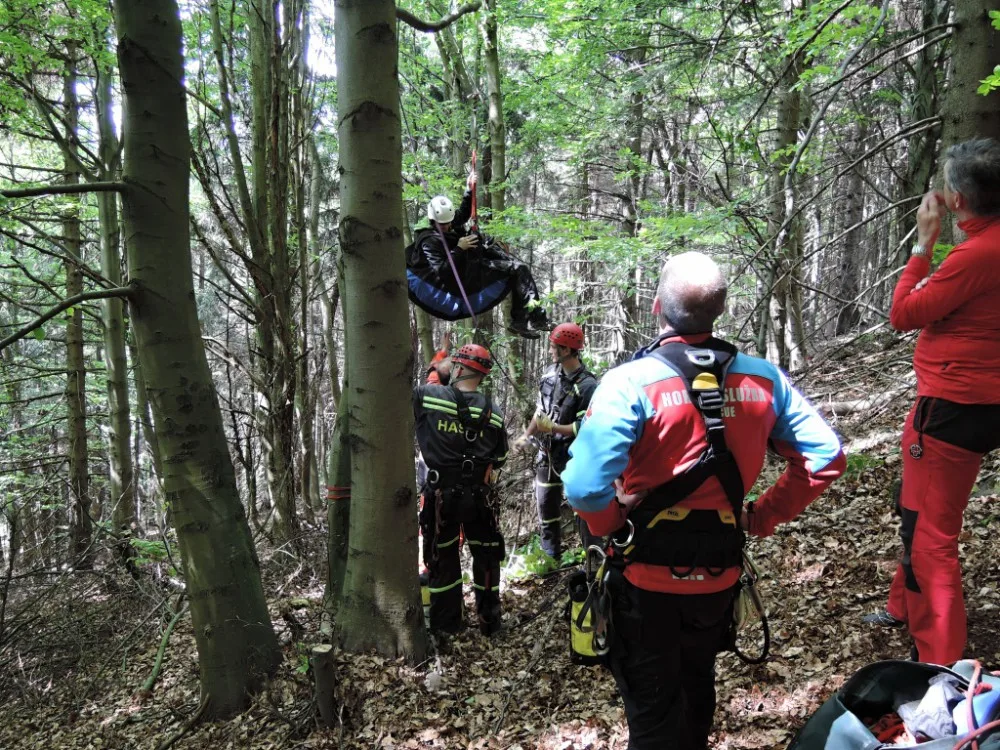 Paraglidista se prolétl jen 150 metrů, ze strom ho museli sundat až hasiči
