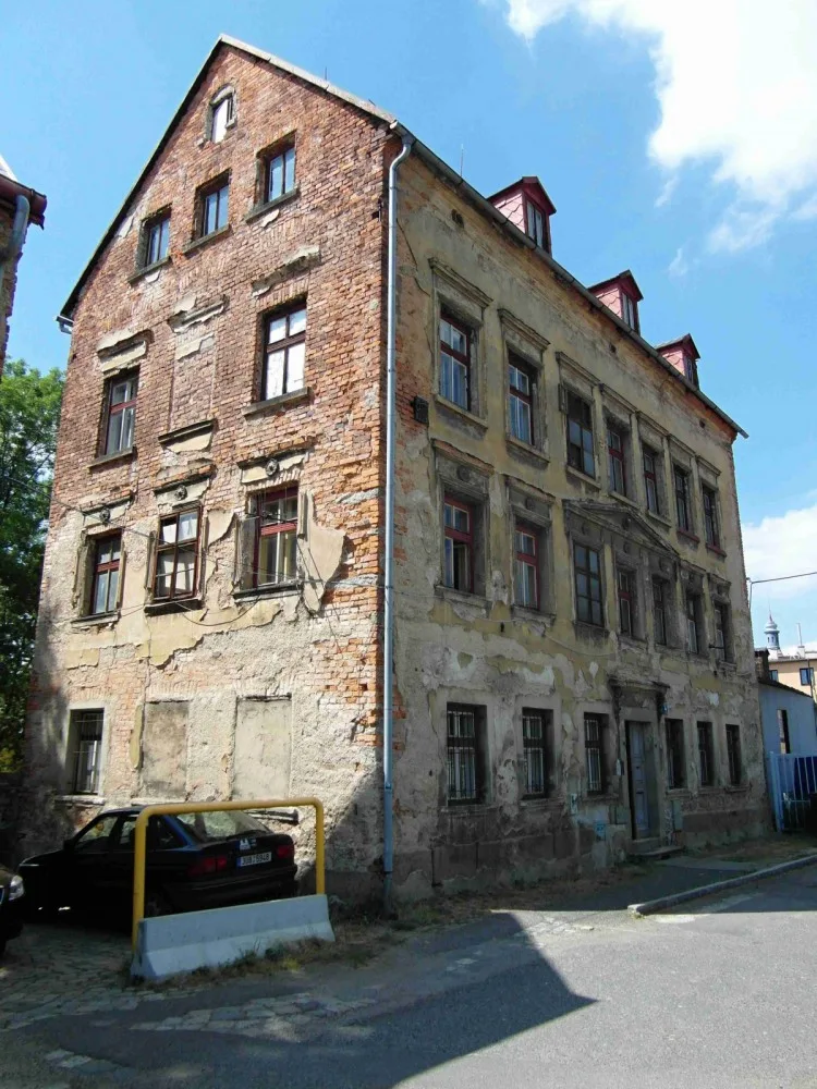 Dům čp. 14, Pohled na nároží původně patrového domu, který byl v 70. letech 19. století navýšen a rozšířen.