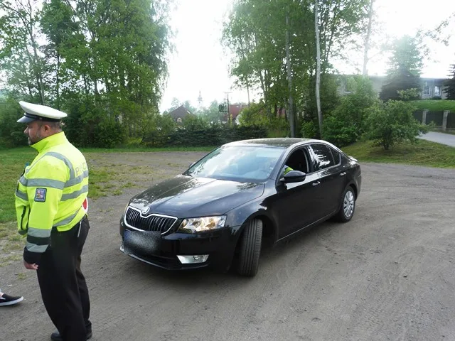 Policejní Octavie na stanovišti v Mníšku