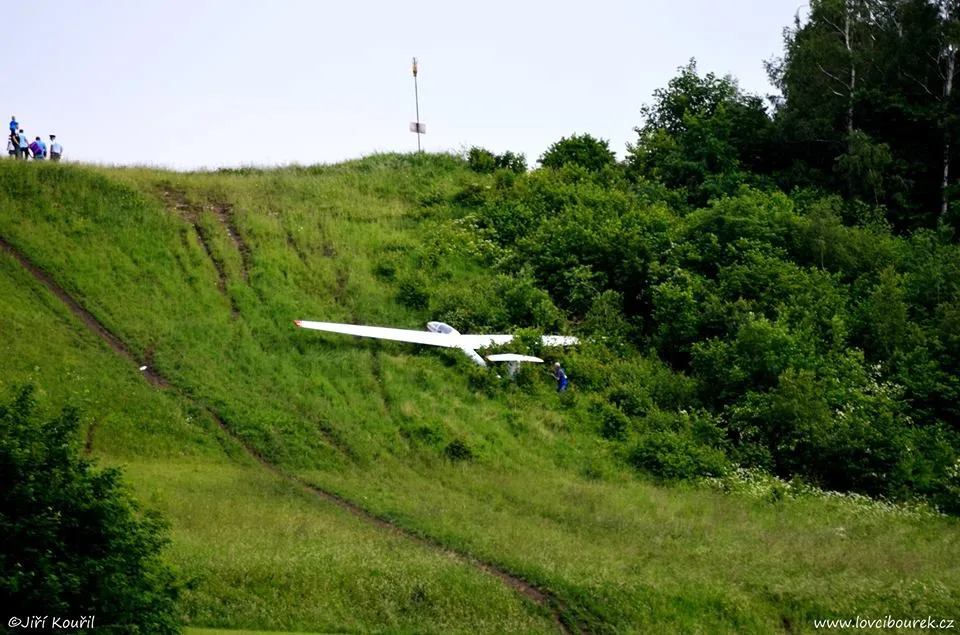Tvrdé přistání kluzáku. Devětašedesátiletá pilotka ho zapíchla do stráně v Hodkovicích