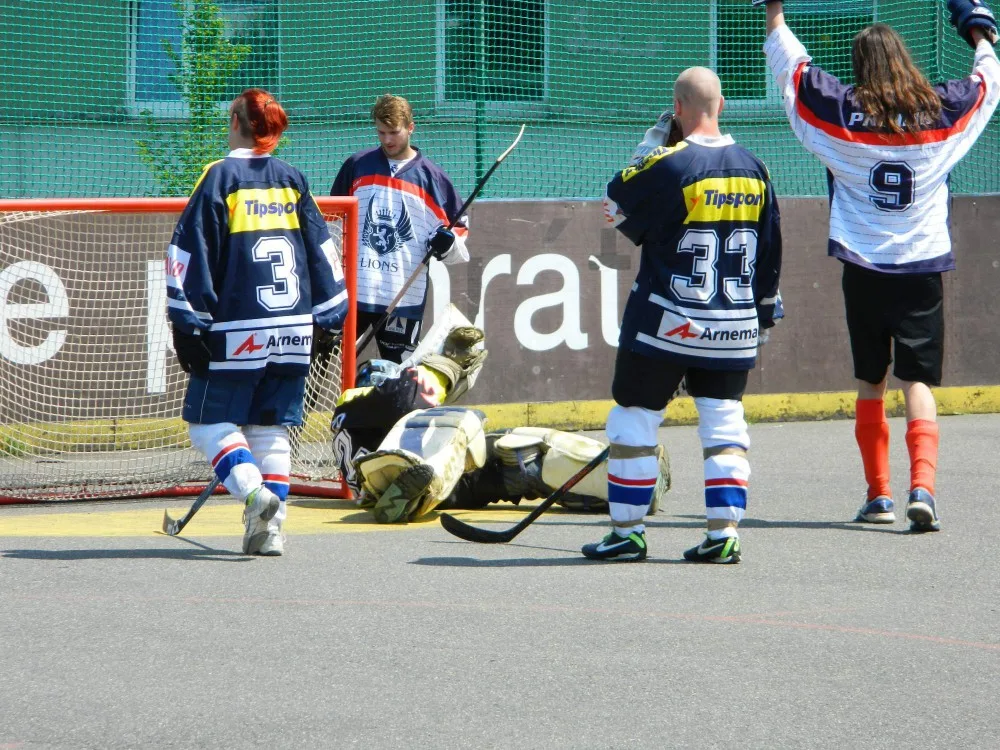 Rebels právě dávají první branku utkání