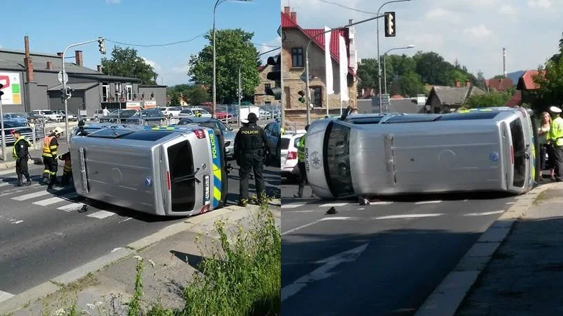 Policejní dodávka skončila po střetu s osobním autem na boku, nikdo se nezranil
