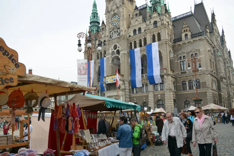 Náměstí před radnicí patřilo tradičnímu jarmarku, nechyběla Kateřina z Redernu ani zemský správce