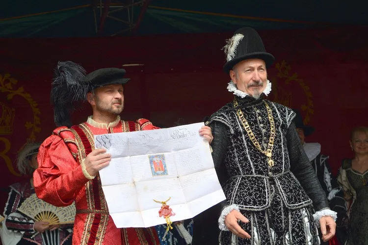 Náměstí před radnicí patřilo tradičnímu jarmarku, nechyběla Kateřina z Redernu ani zemský správce