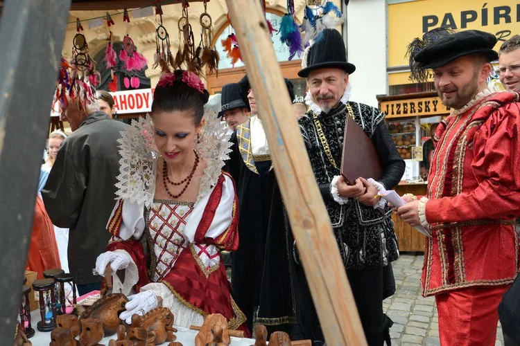 Náměstí před radnicí patřilo tradičnímu jarmarku, nechyběla Kateřina z Redernu ani zemský správce