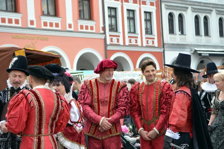 Náměstí před radnicí patřilo tradičnímu jarmarku, nechyběla Kateřina z Redernu ani zemský správce