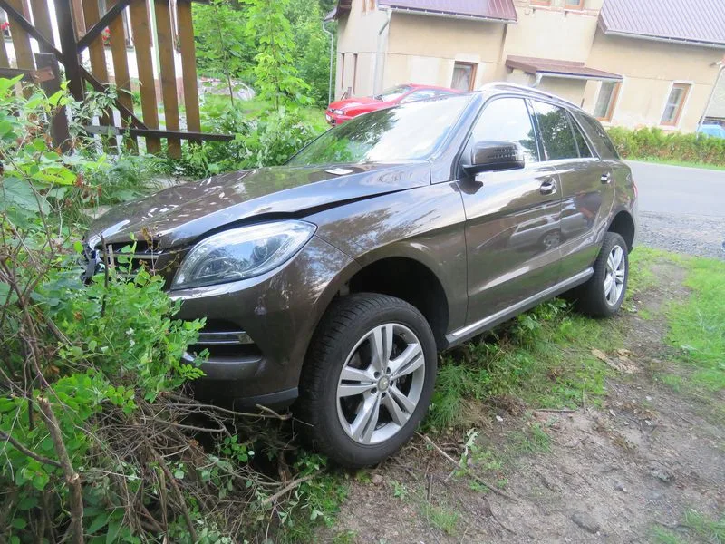 Střetu sice zabránil, své auto ale zapíchl do příkopu
