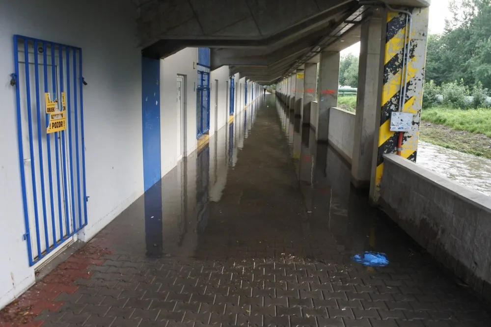 Zázemí stadionu Slovanu zaplavil přívalový déšť, plavala recepce i fanshop