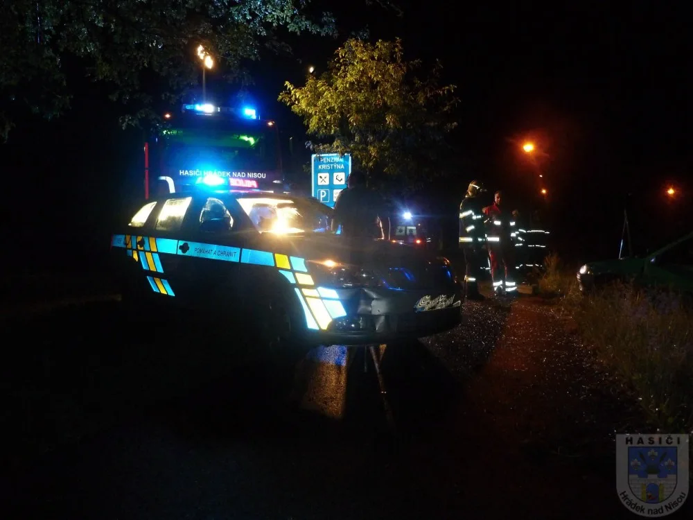 Zfetovaný Polák ujížděl hrádeckým policistům. Honičku zastavil až náraz do policejního auta