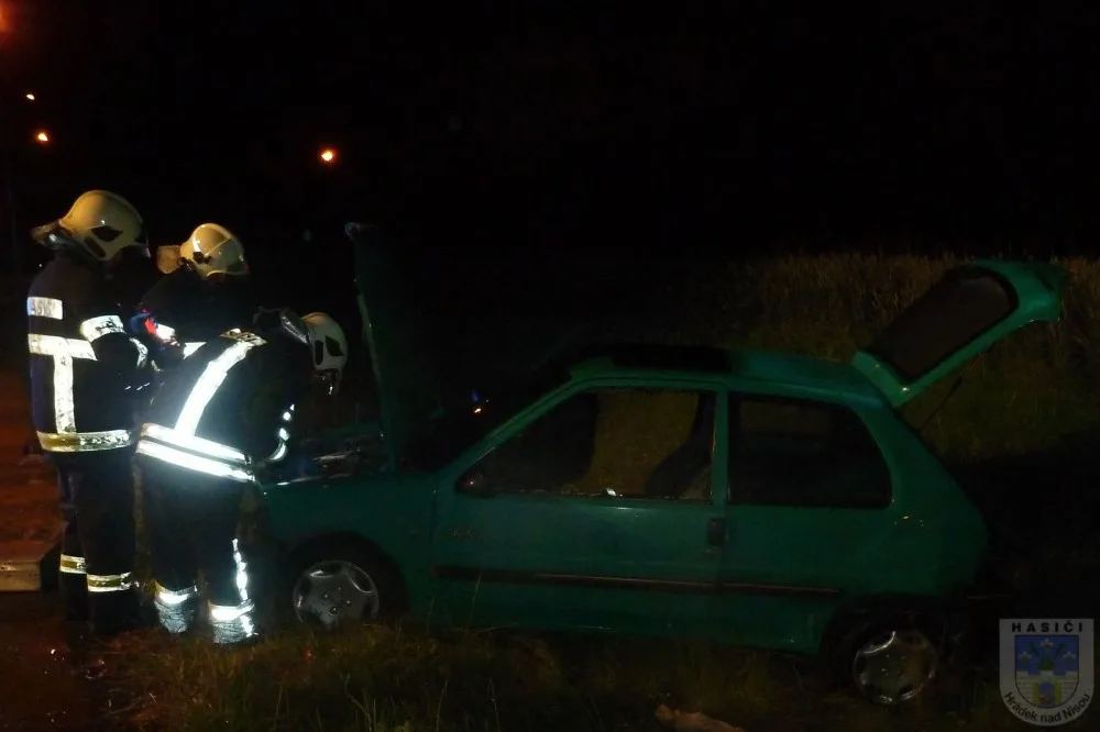 Zfetovaný Polák ujížděl hrádeckým policistům. Honičku zastavil až náraz do policejního auta
