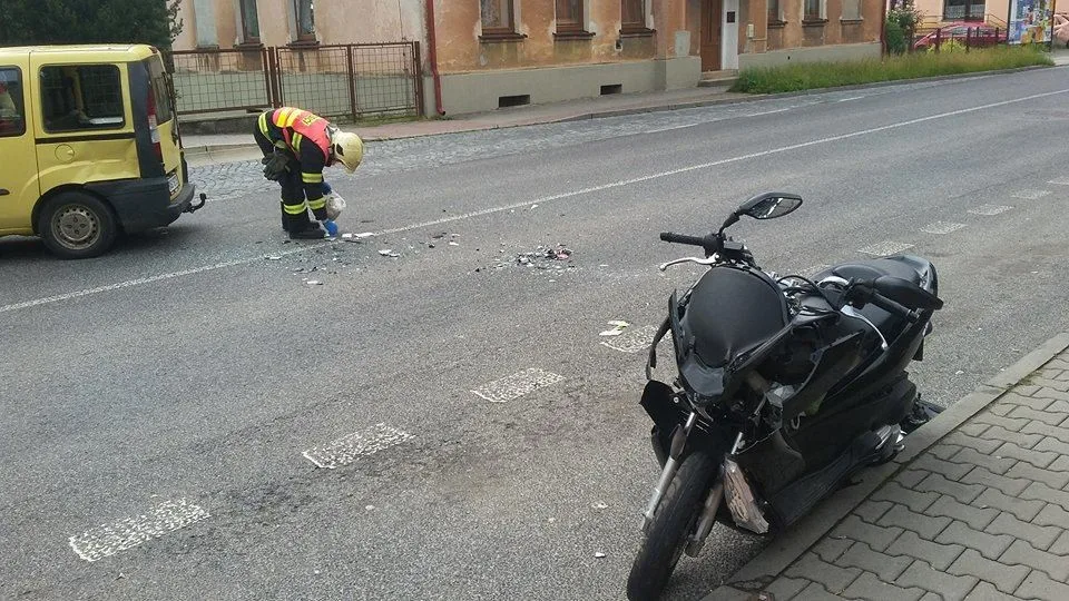 V Hodkovické ulici se střetl osobák s motocyklem, jeden člověk skončil v nemocnici