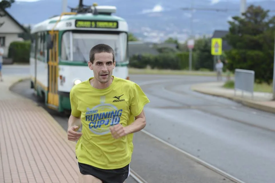 Tramvaj běžce nevykolejila, hned pět jich ukázalo strojvůdci záda