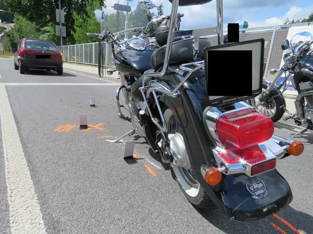 Motocyklista doplatil na nedodržení bezpečné vzdálenosti