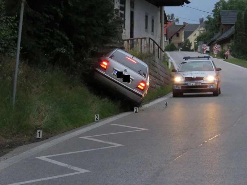 Opilý řidič zapíchl auto do svahu u silnice, nadýchal přes 1,5 promile