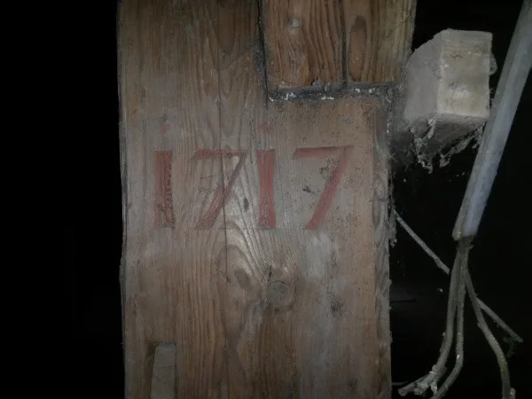 Letopočet vytesaný na trámu při rozšíření kostela východním směrem v roce1717