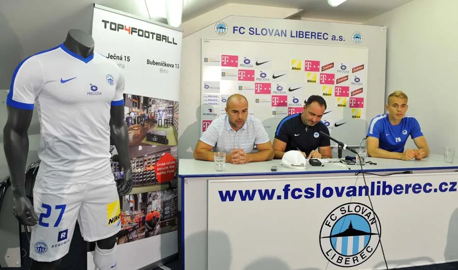 Tisková konference před novou sezonou (vlevo nový dres pro venkovní utkání)