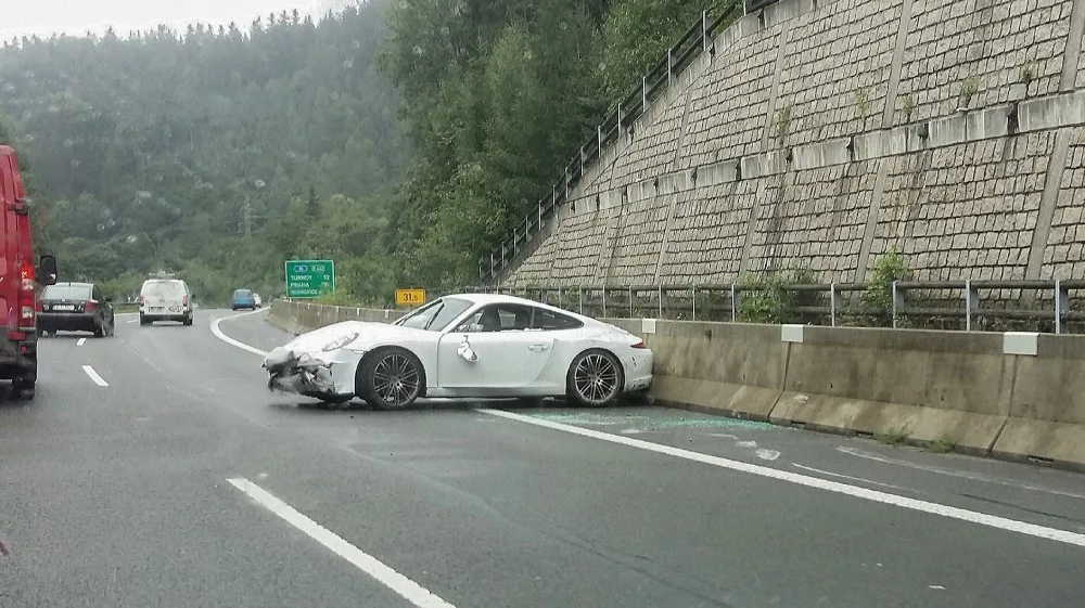 Porsche po nehodě na výpadovce z Liberce