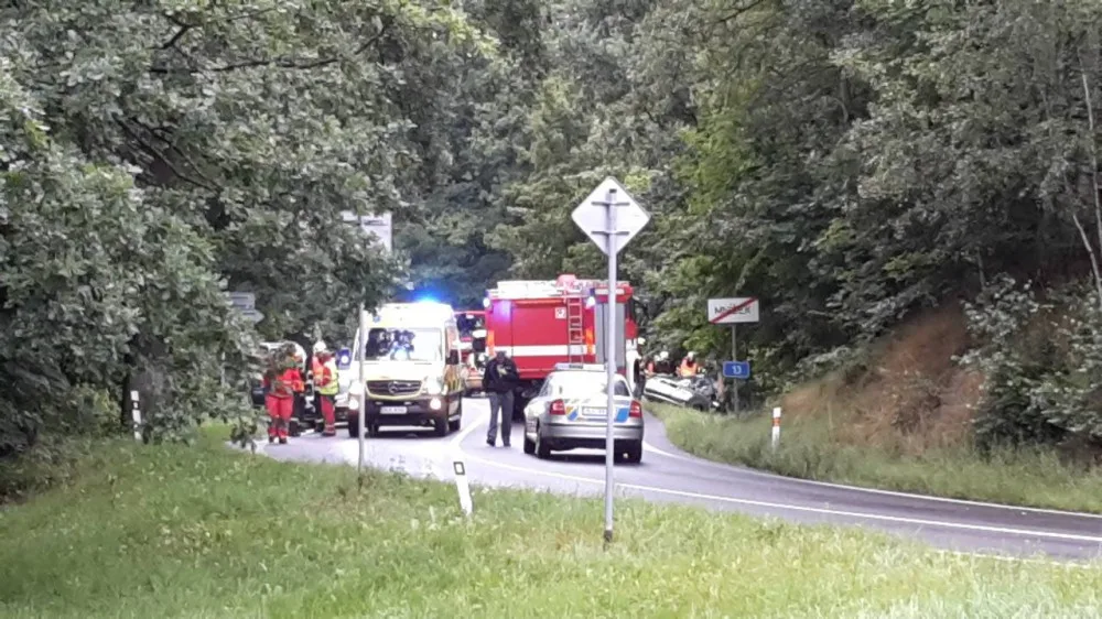 Vážná nehoda na okraji Mníšku zastavila provoz na silnici do Frýdlantu, minimálně jeden zraněný
