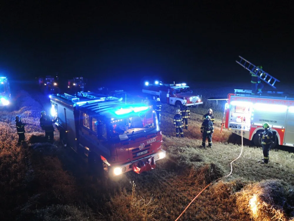 Pohotový kombajnér zachránil svůj stroj, prasklá hadička zapálila motorový prostor