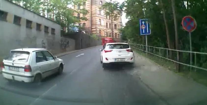 Řidič Hyundai málem způsobil nehodu u OC Forum, jen se štěstím se protáhl mezi auty