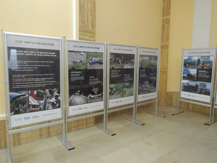 Výstavu „STOP smrtelným nehodám“ se zastavila na jablonecké radnici