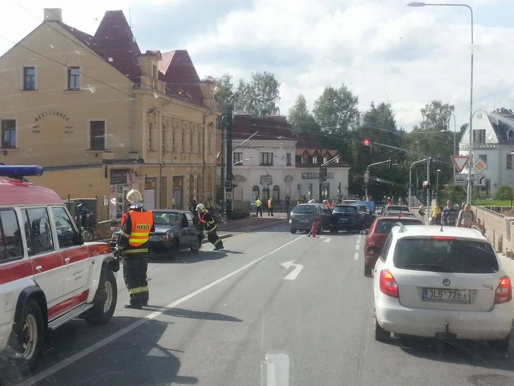 Frekventovanou silnici ve Vratislavicích zablokovala nehoda tří aut, řidiči trávili v kolonách desítky inut