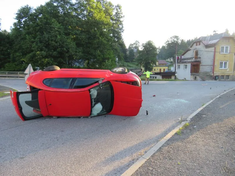 Řidič nedal přednost, se svým Seatem skončil na boku