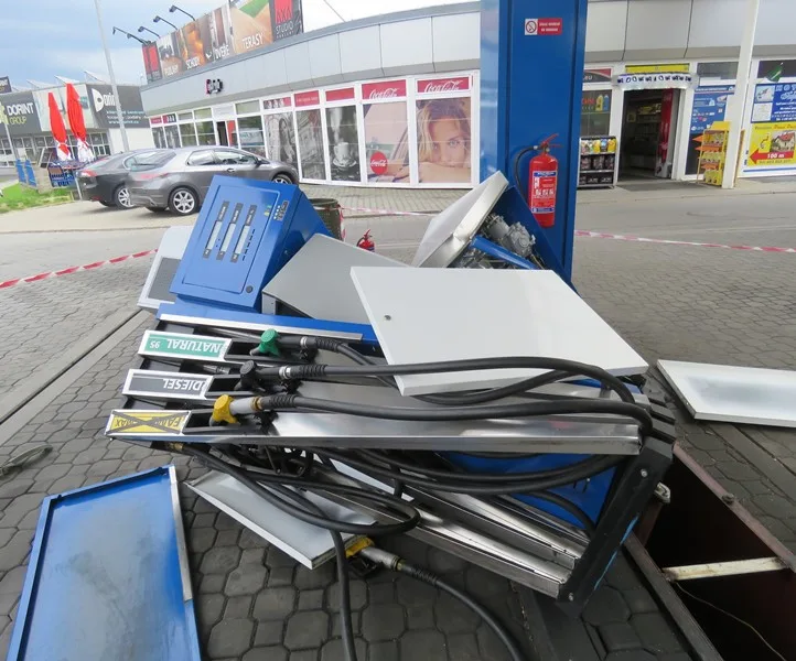 Neopatrný řidič vyvrátil stojan na čerpací stanici v Doubské ulici