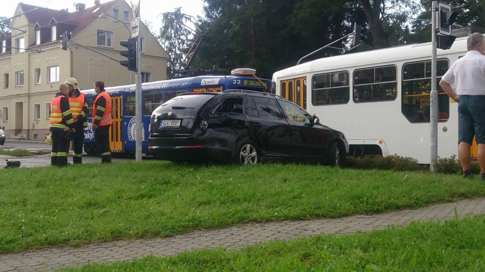 Další střet tramvaje s osobákem ve Vratislavicích. Řidič odbočoval těsně před soupravou