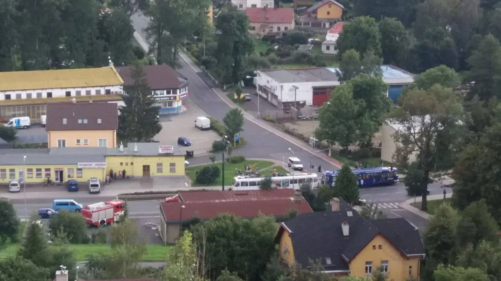Další střet tramvaje s osobákem ve Vratislavicích. Řidič odbočoval těsně před soupravou
