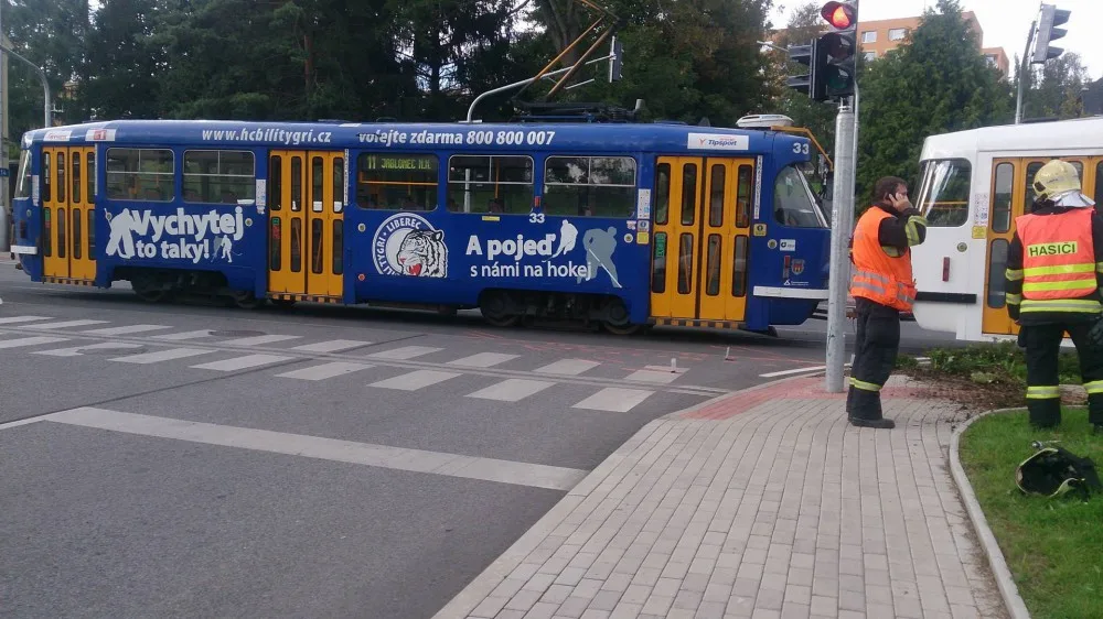 Další střet tramvaje s osobákem ve Vratislavicích. Řidič odbočoval těsně před soupravou