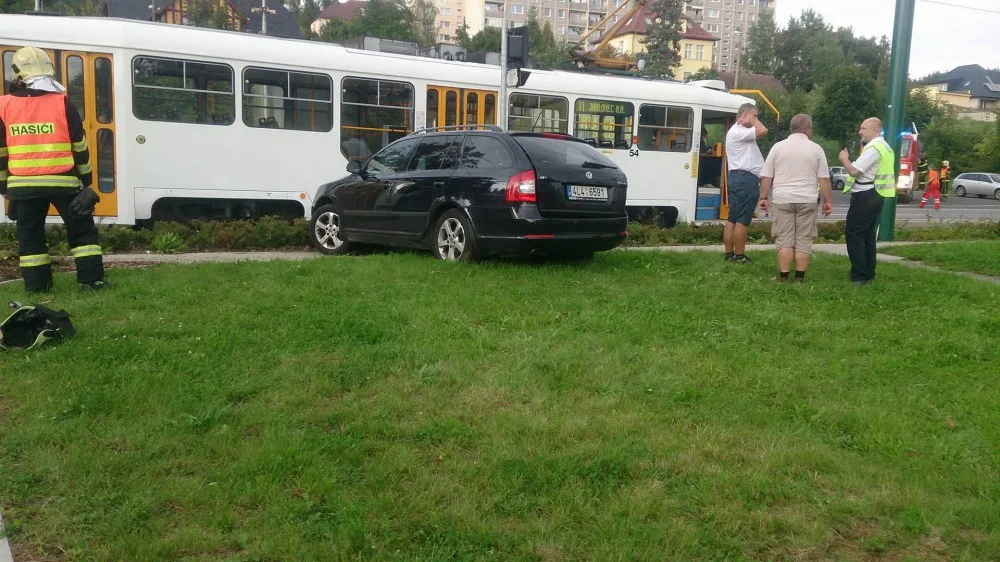 Další střet tramvaje s osobákem ve Vratislavicích. Řidič odbočoval těsně před soupravou