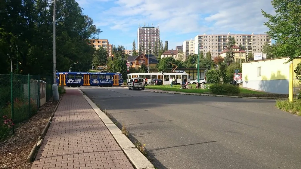 Další střet tramvaje s osobákem ve Vratislavicích. Řidič odbočoval těsně před soupravou