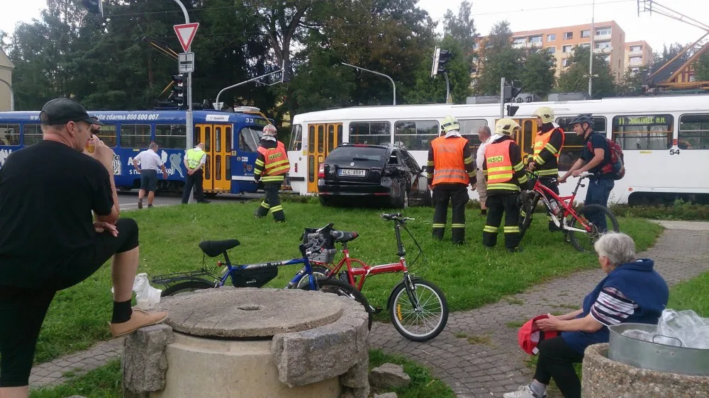 Další střet tramvaje s osobákem ve Vratislavicích. Řidič odbočoval těsně před soupravou
