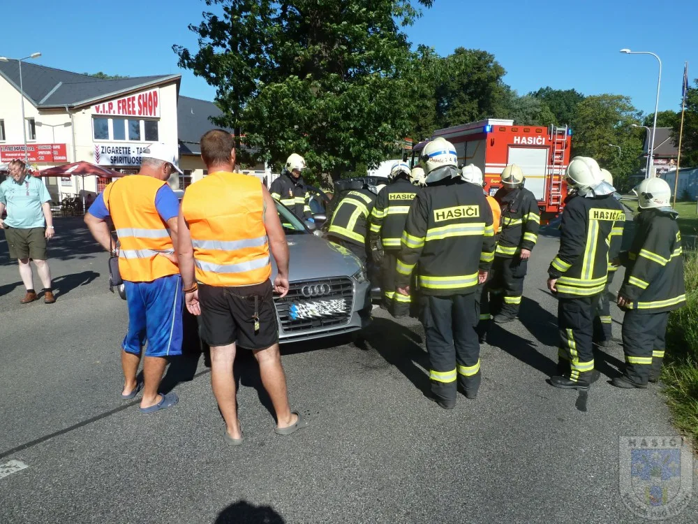 Silnici na Žitavu zablokovala nehoda dvou aut, jeden zraněný