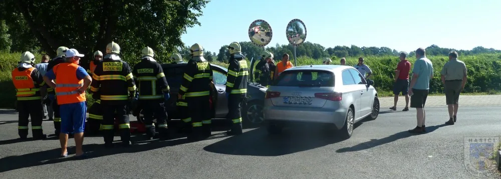 Silnici na Žitavu zablokovala nehoda dvou aut, jeden zraněný