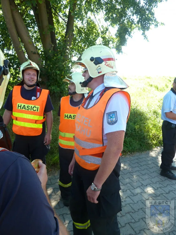 Silnici na Žitavu zablokovala nehoda dvou aut, jeden zraněný