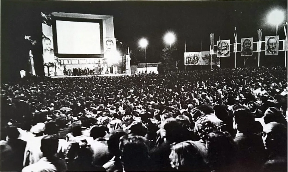 Letní kino v roce 1952 při Filmové festivalu pracujících