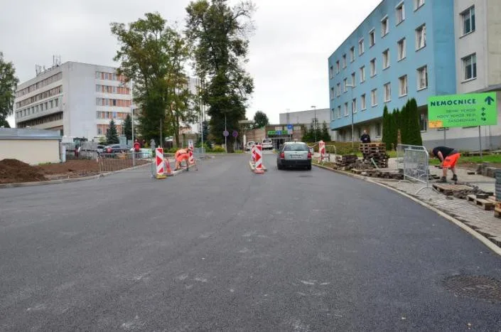 Nemocnice v Jablonci má nový vjezd, přibylo míst k parkování