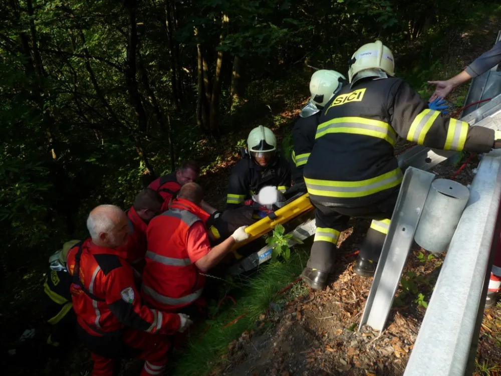 Pátek nepřál motorkářům. Dva skončili v nemocnici po střetu s dodávkami