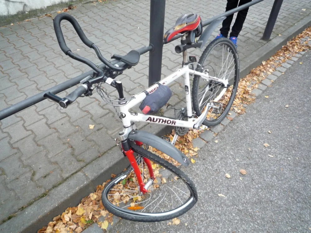 Střed dodávky s cyklistkou se neobešel bez zranění