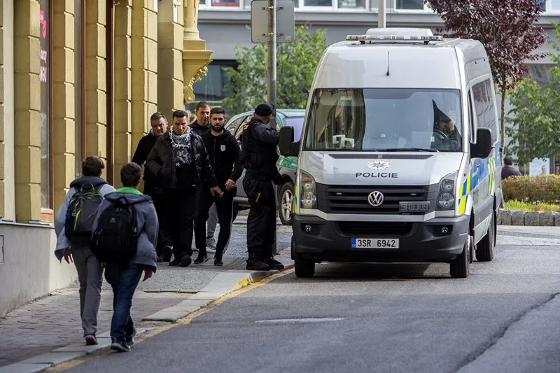 Do Liberce přijely stovky řeckých fanoušků. Policie zatím nemusela řešit žádné problémy