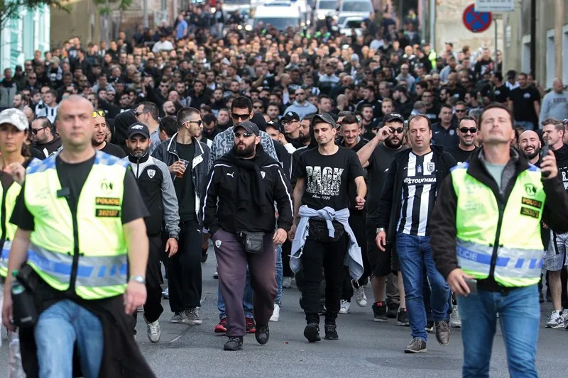 Libercem prošel pochod pěti stovek řeckých fanoušků