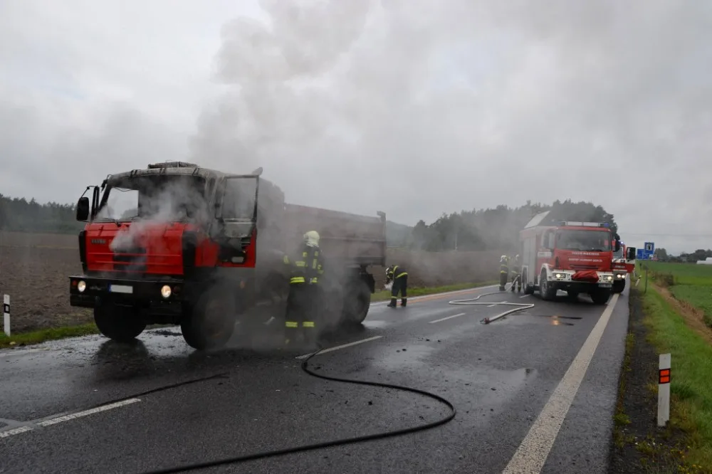 Tatru zachvátily plameny, řidič stihl včas vyskočit