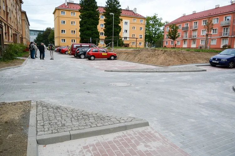 Konec chaotického parkování v Rumjancevově ulici. Rekonstrukce vnitrobloku je u konce