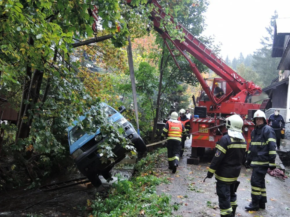Dodávka spadla do řeky.  S vytažením musela pomoci těžká technika hasičů